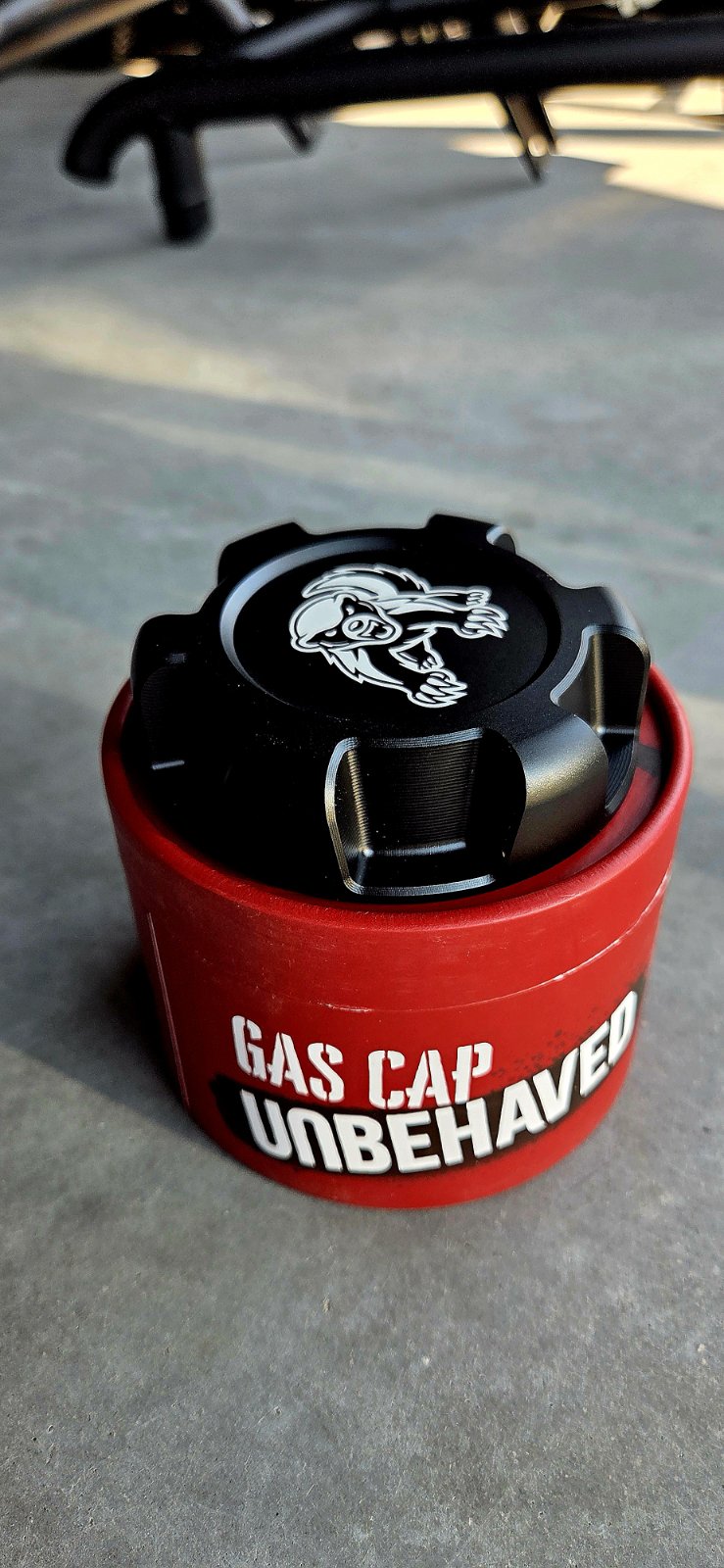 <tc>Unbehaved Can-Am G2/G3 degalų bako dangtelis, pagamintas iš plieno</tc>
