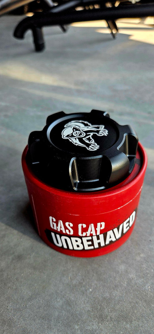 <tc>Unbehaved Can-Am G2/G3 degalų bako dangtelis, pagamintas iš plieno</tc>