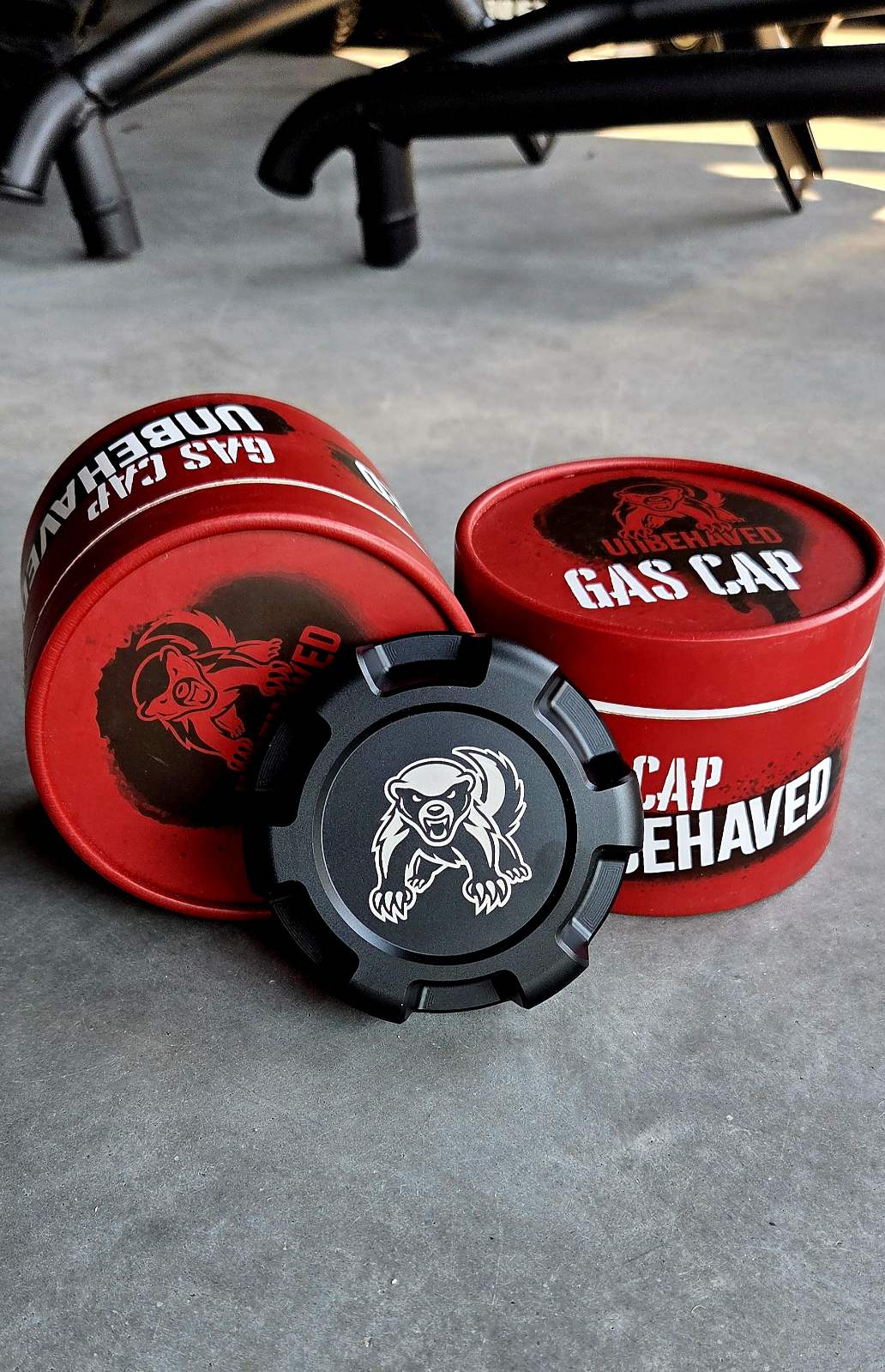 <tc>Unbehaved Can-Am G2/G3 degalų bako dangtelis, pagamintas iš plieno</tc>
