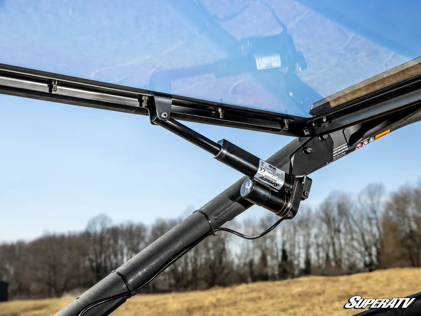 <tc>MaxDrive elektra atverčiamas priekinis stiklas, skirtas Maverick R</tc>