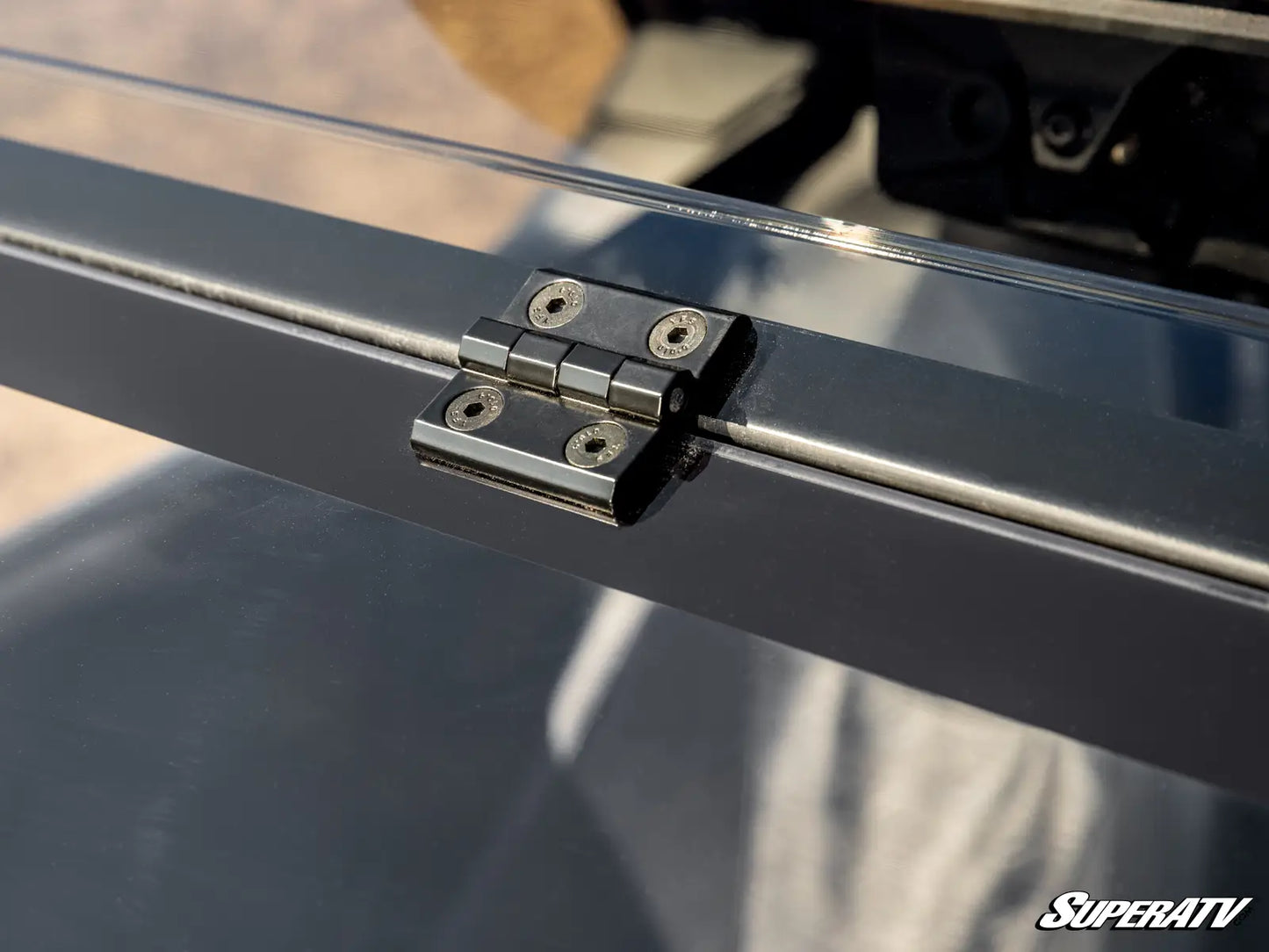 <tc>MaxDrive elektra atverčiamas priekinis stiklas, skirtas Maverick R</tc>